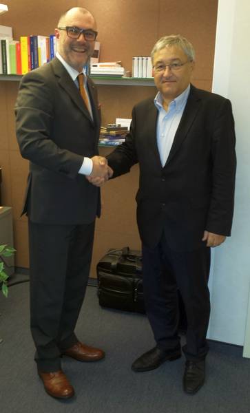 Dr. Marcello Scarnato und József Neumayer (rechts) besiegeln die neue Partnerschaft.