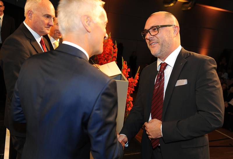 Dr. Marcello Scarnato erhält vom Rektor der Universität Liechtenstein, Klaus Näscher, das LL.M.-Diplom ausgehändigt.